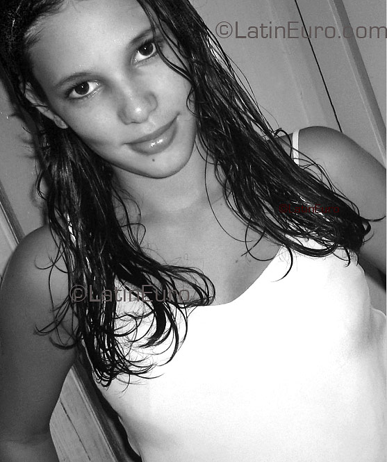 Date this happy Brazil girl Gleyce from  B1897