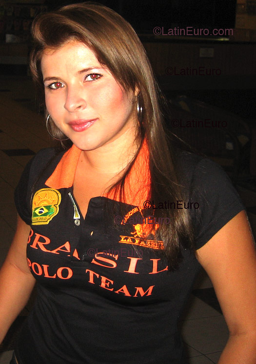 Date this voluptuous Brazil girl Roberta from Fortaleza B2138