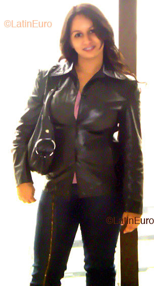 Date this foxy Brazil girl Viviane from Goiania B2432