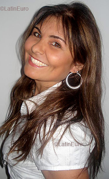 Date this good-looking Brazil girl Maria from Curitiba B2496