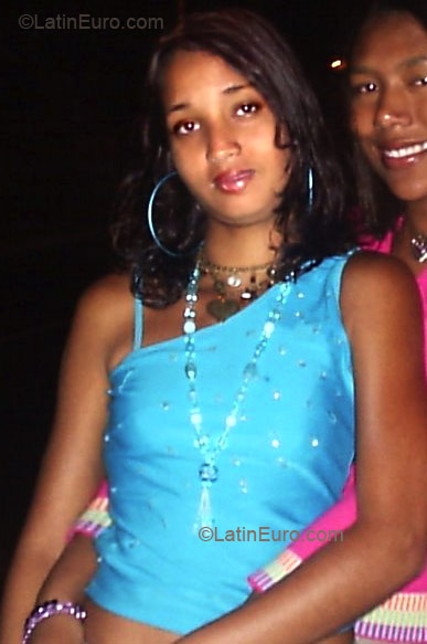 Date this charming Brazil girl Yasmin from BRASILIA B2586