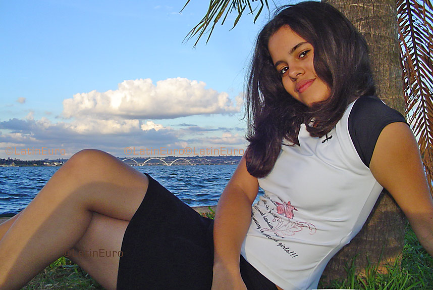 Date this funny Brazil girl Arianny from NIQUELANDIA B3819