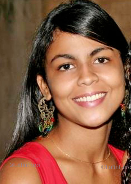 Date this happy Brazil girl Thais from CUIABA B4825