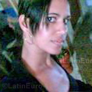 Date this attractive Brazil girl Debora from Salvador B678