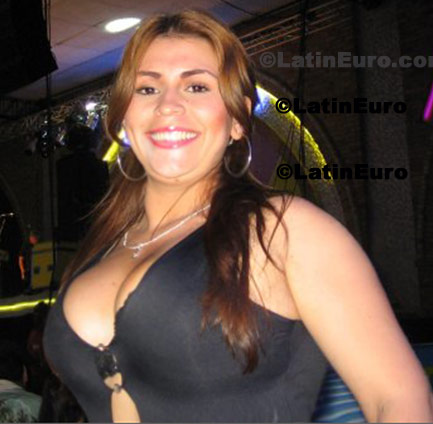Date this nice looking Colombia girl Karen from Cali C8098