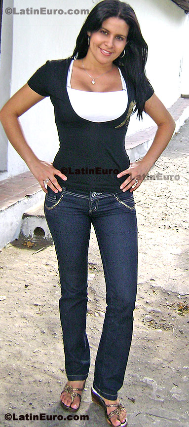 Date this good-looking Colombia girl Sofia-Colo from Bucaramanga C8240