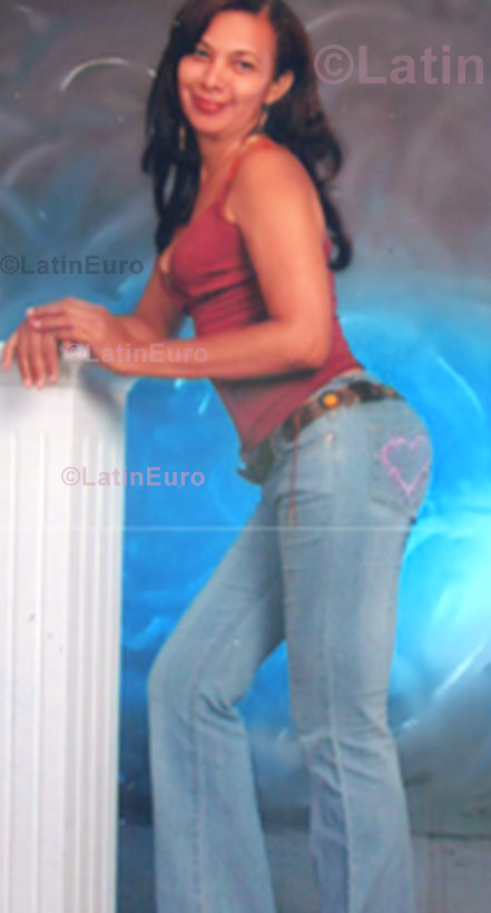 Date this nice looking Colombia girl Rubis from Cartagena C8722