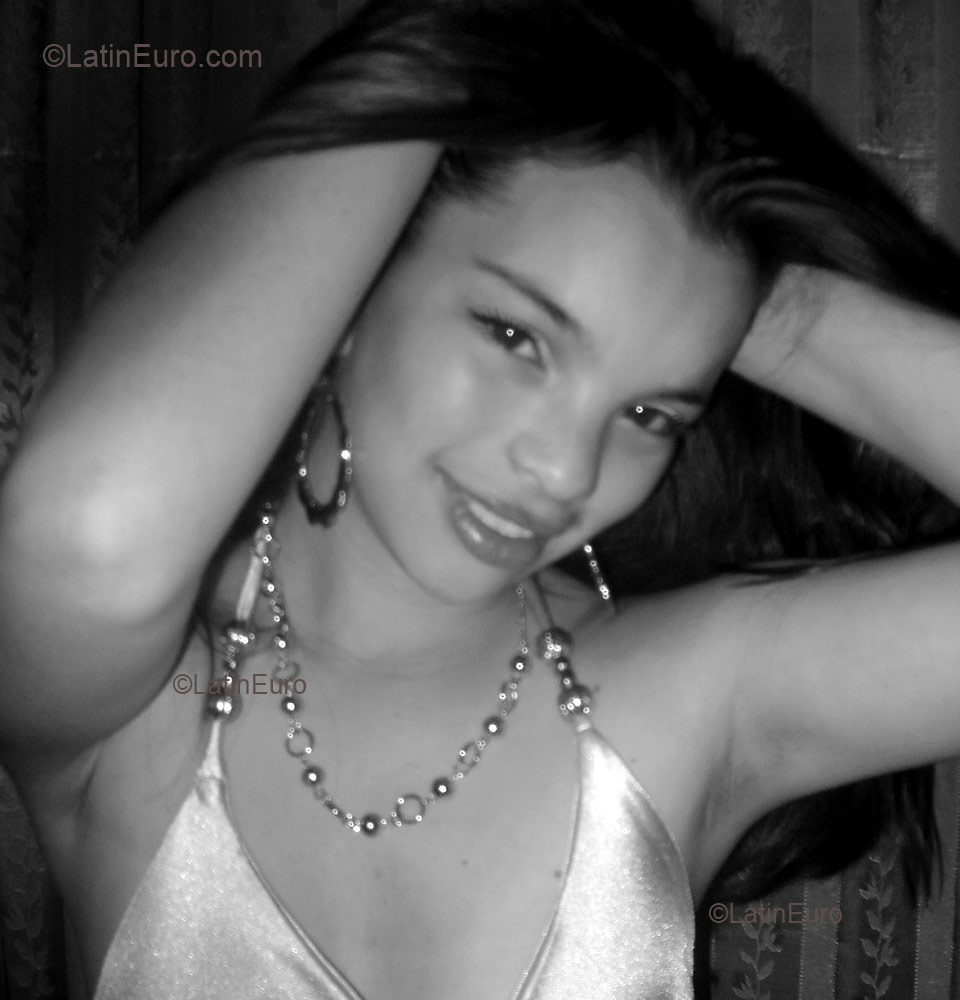 Date this happy Colombia girl Maria from Bogota C9111