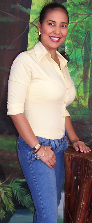 Date this cute Colombia girl Aurora from Maicao C9159