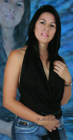 Date this happy Colombia girl Alexandra from Cali C9332