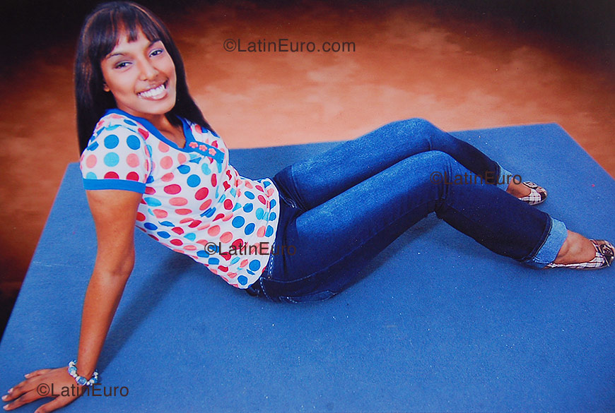 Date this attractive Dominican Republic girl Rhut from Santiago N-109