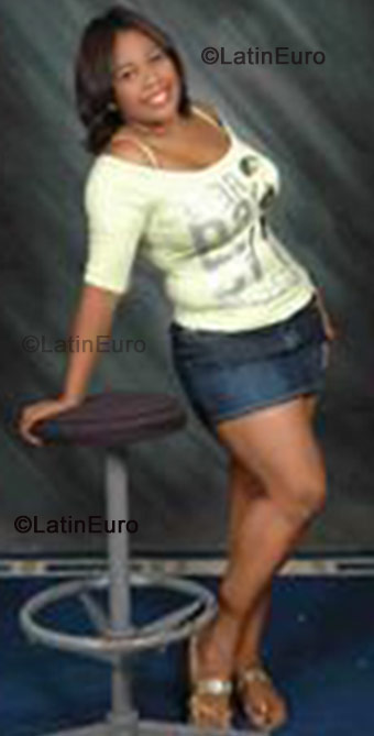 Date this nice looking Dominican Republic girl Anyela from Santo Domingo N-1443