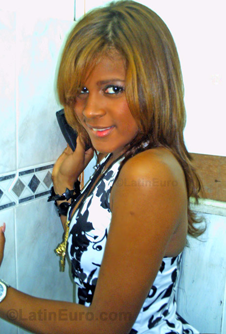 Date this lovely Dominican Republic girl Dahiana from Santo Domingo N-1502