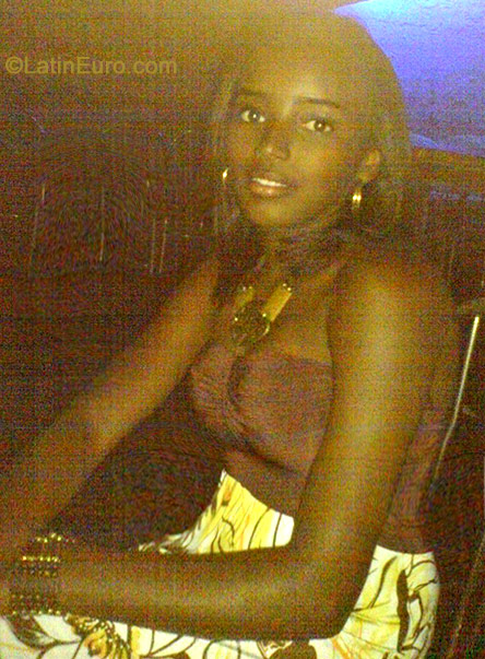 Date this athletic Dominican Republic girl Diana from Santo Domingo N-1528