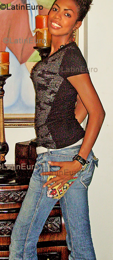 Date this athletic Dominican Republic girl Kinberlin from La Vega N-394