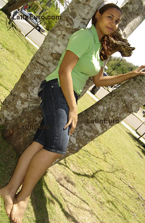 Date this pretty Dominican Republic girl Liliana from Santiago  N-85