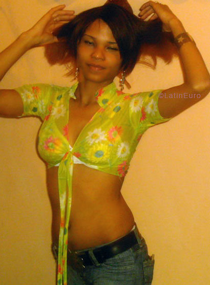 Date this happy Dominican Republic girl Kiberca from Santo Domingo N2160