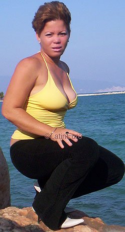 Date this cute Dominican Republic girl Quisquella from Barahona N2439