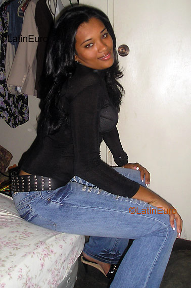 Date this beautiful Dominican Republic girl Candy from Santiago N977