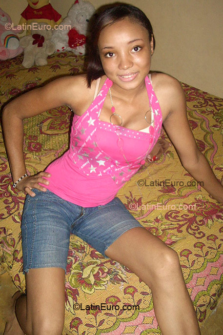 Date this georgeous Dominican Republic girl Esther from Santo Domingo DO72