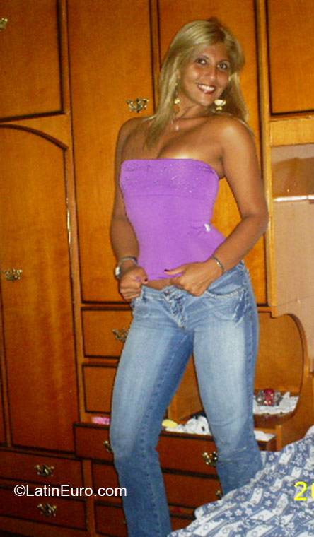 Date this happy Brazil girl Cyndy from Rio de Janeiro BR137