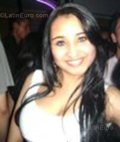 Date this attractive Colombia girl Paola from Bogota CO189
