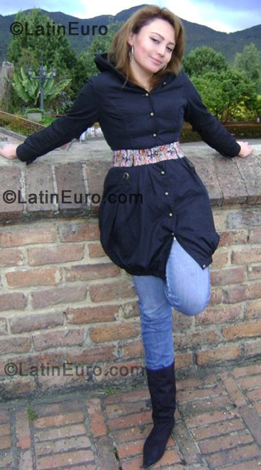 Date this happy Colombia girl Gloria Fernanda from Bogota CO316