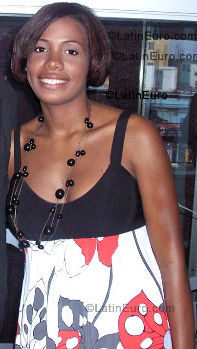Date this happy Dominican Republic girl Siluenny from Santo Domingo DO360