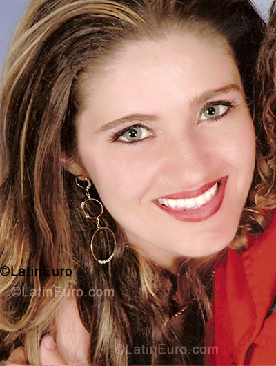 Date this hard body Brazil girl Romara from Curitiba BR704