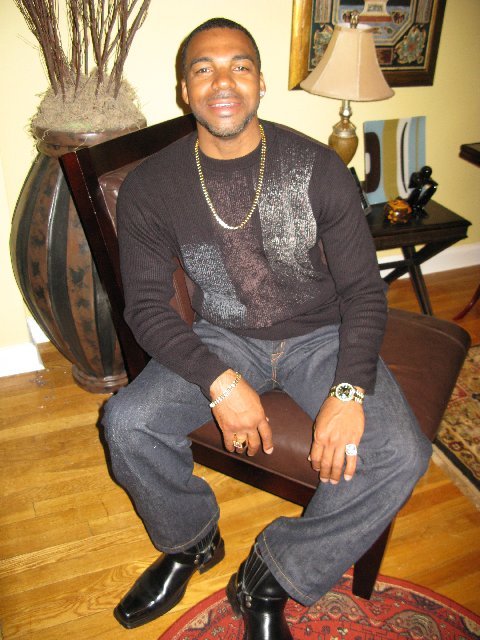 Date this cute Bermuda man Tahir from Hamilton DO519