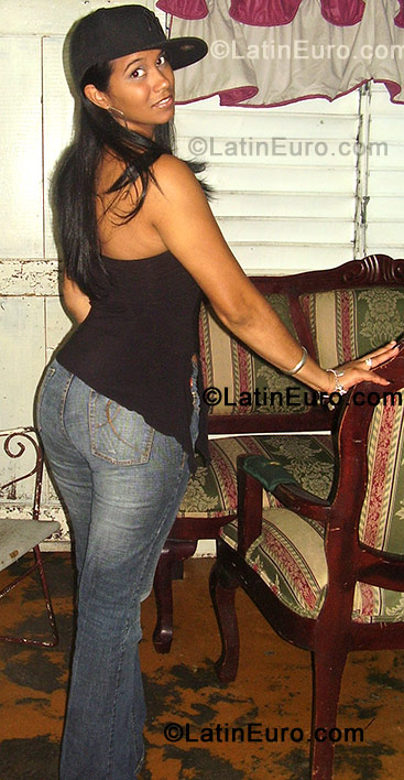 Date this happy Dominican Republic girl Giselle from Santiago DO571