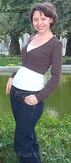 Date this nice looking Portugal girl Ainavide from Porto PT11