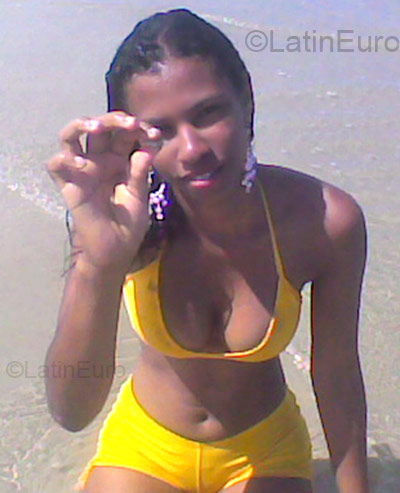 Date this attractive Brazil girl Carine from Ilheus BR1465