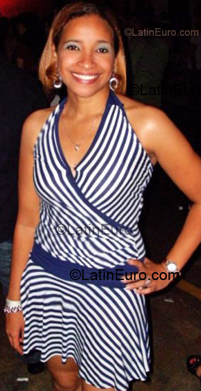 Date this hard body Dominican Republic girl Yohely from Santiago DO1396