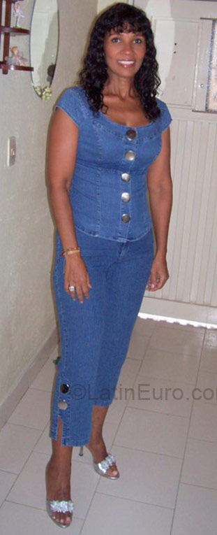 Date this young Colombia girl Diana from Cali CO1521