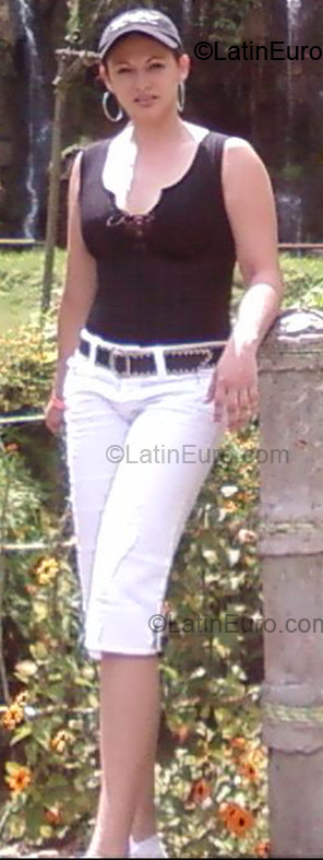 Date this pretty Colombia girl Viviana Andrea from Cali CO1679