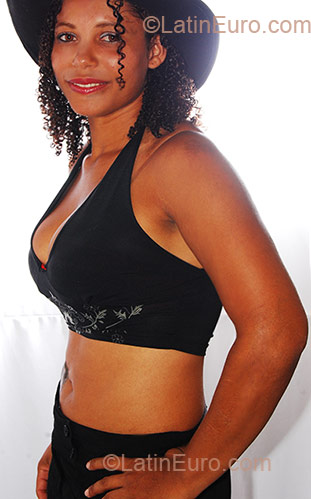 Date this pretty Colombia girl Ariana Jane from Buga CO1753