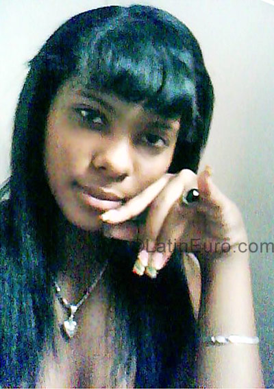 Date this sensual Dominican Republic girl Indhira from Santo Domingo DO3197