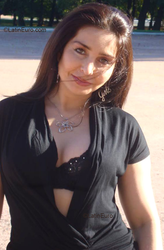 Date this nice looking Brazil girl Cristiana from Tres Coracoes BR3851