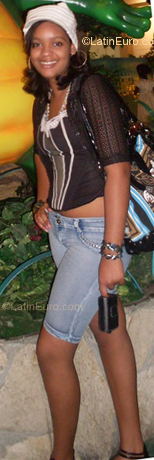 Date this attractive Dominican Republic girl Kendy from Santo Domingo DO3794