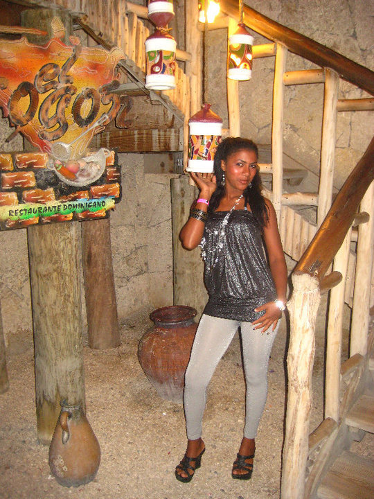 Date this lovely Dominican Republic girl Leonela from Santo Domingo DO4048
