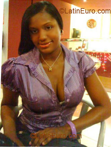 Date this happy Dominican Republic girl ADRIA from Santo Domingo DO4094