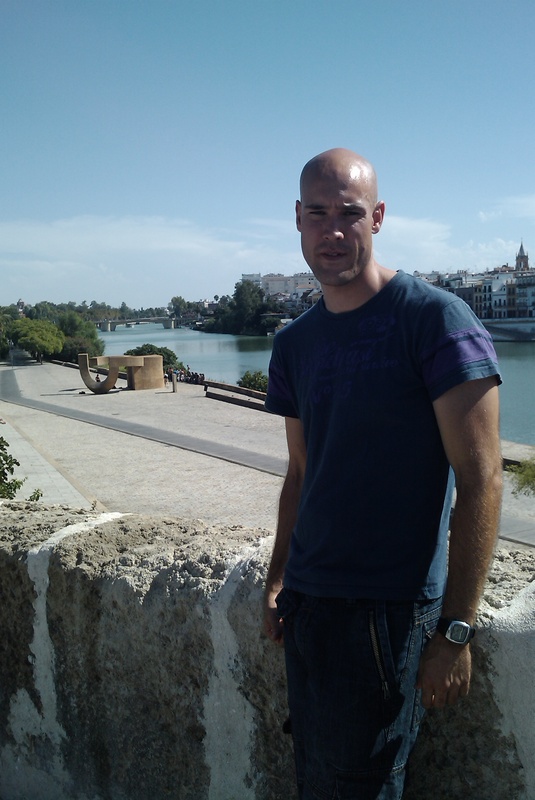 Date this happy Spain man David from Barcelona ES113