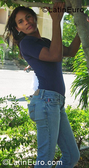 Date this athletic Dominican Republic girl Carmen from Santiago DO5945