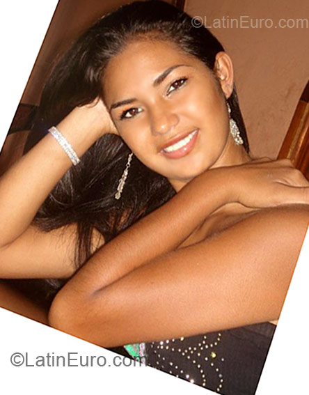 Date this nice looking Colombia girl Fernanda from Bogota CO4624