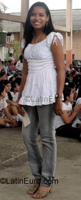 Date this nice looking Colombia girl Meylyn from Barranquilla CO4735