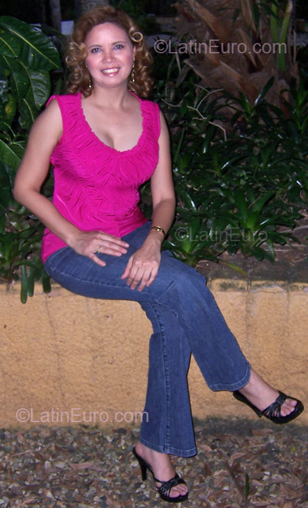 Date this foxy Dominican Republic girl Martha Luz from Santiago DO4913