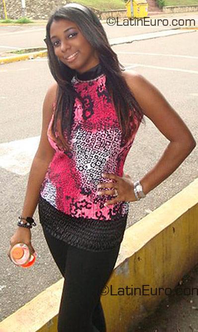 Date this athletic Dominican Republic girl ELIZABETH from Santo Domingo DO5025