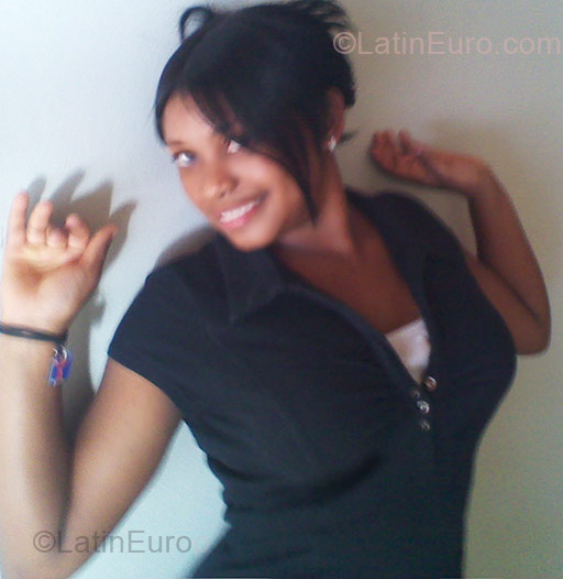 Date this lovely Dominican Republic girl Angela from Santo Domingo DO5142