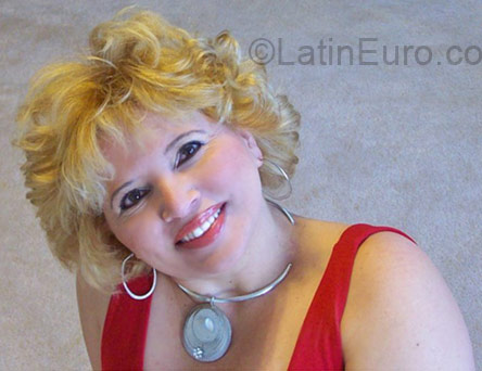 Date this good-looking United States girl Mara from Las Vegas US7688